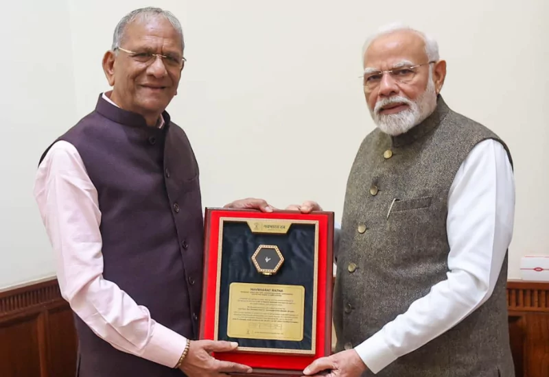  Diamantaire and Rajya Sabha MP Govind Dholakia of Surat presents Natural Diamond “Navbharat Ratna” to Prime Minister Modi who dreams of ‘New Bharat’